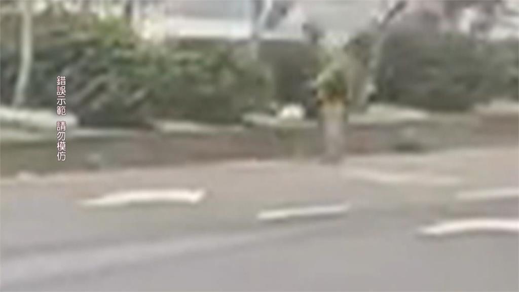 獨！６旬男警局前「分隔島燒垃圾」　目擊民眾嚇壞：以為恐攻