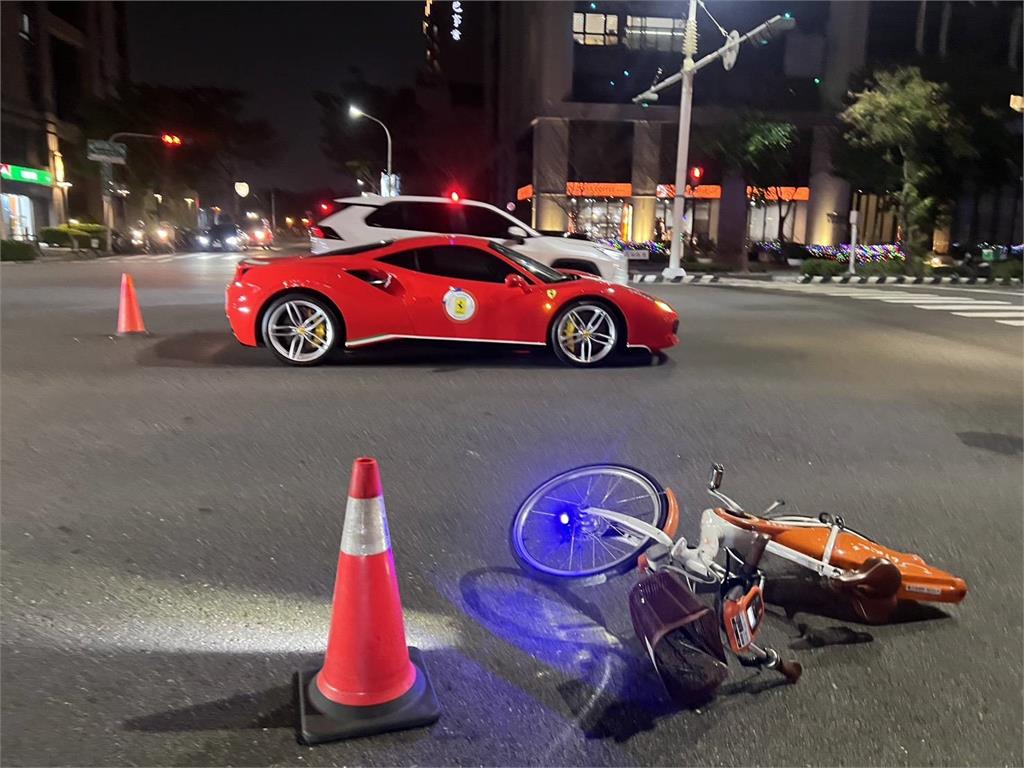 快新聞／賠慘了！小學生騎YouBike撞「稀有法拉利」　家長恐需負擔天價維修帳單