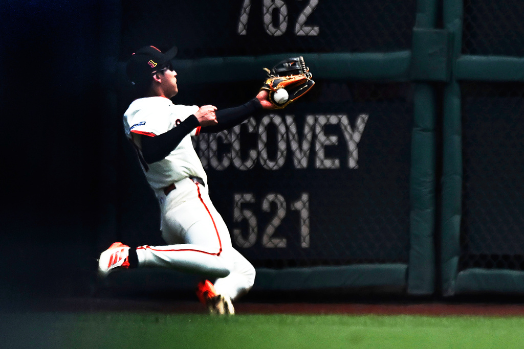MLB(影)/「風之孫」手腳並用! 演出外野超狂膝蓋夾球接殺