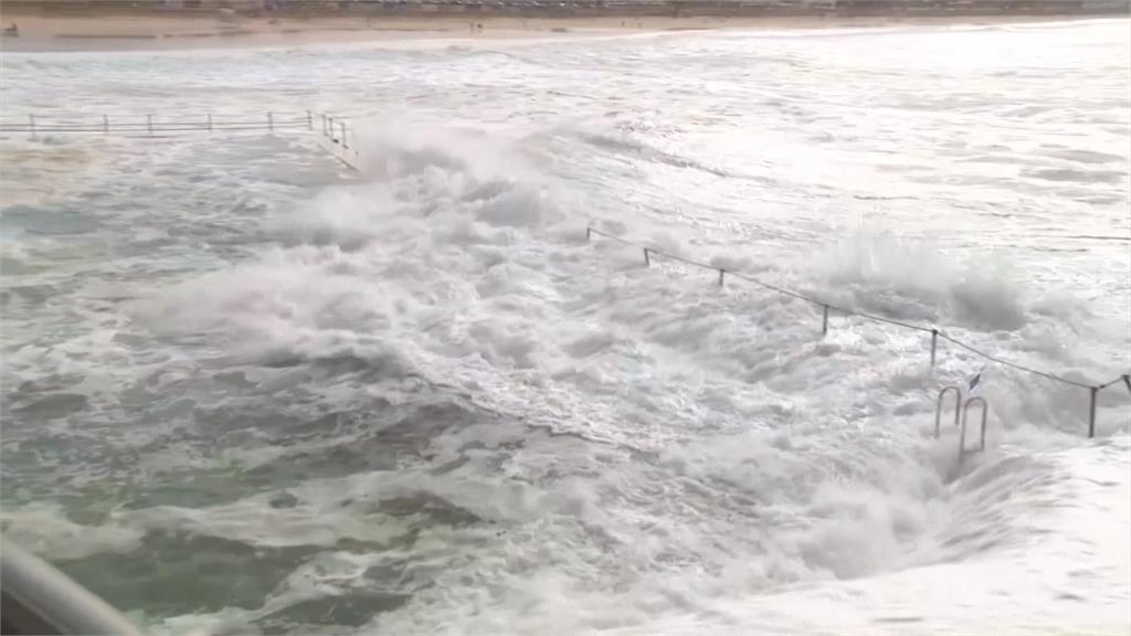澳洲雪梨邦迪海灘捲6公尺巨浪 游泳池地板破大洞