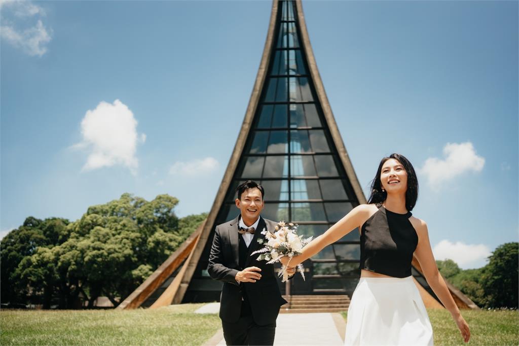 威廉、卓君澤絕美婚紗照曝光!浪漫雲海寓意深「背後擁抱」閃瞎眾人