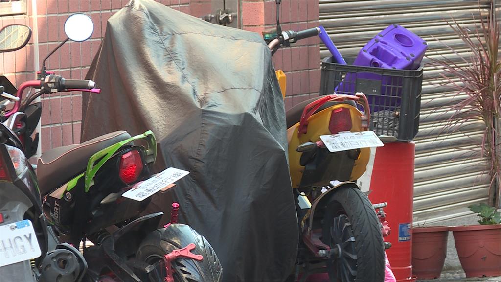 玩火?街頭雜耍噴火 非洲籍表演者路邊練火舞