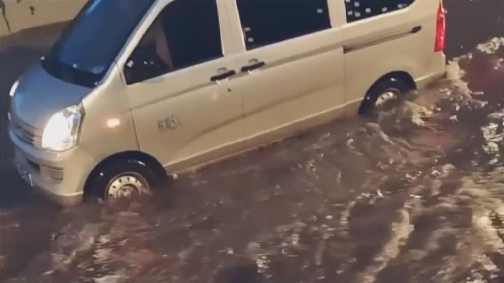 中國連日暴雨武漢成水都! 首次發布城市「暴雨臨災警報」