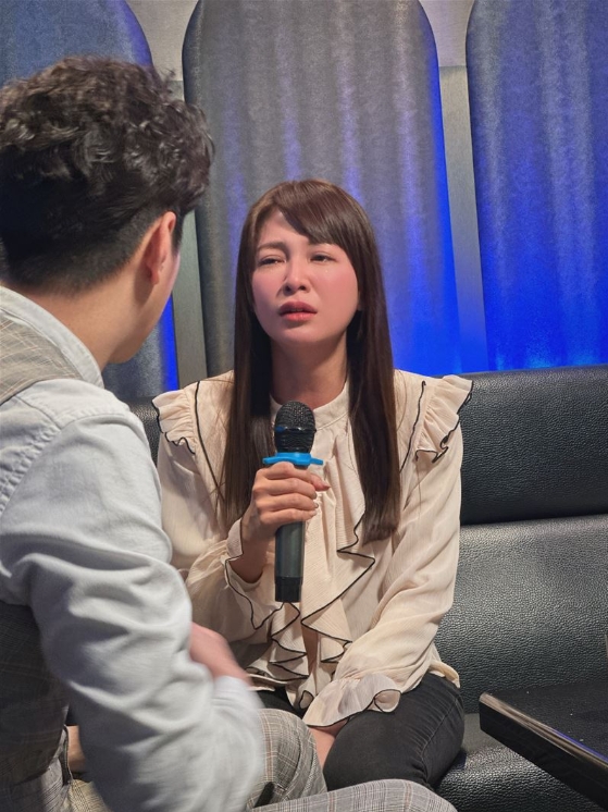 《市井豪門》謝京穎KTV聽吳東諺唱情歌 淚崩「腫成麵龜」惹心疼