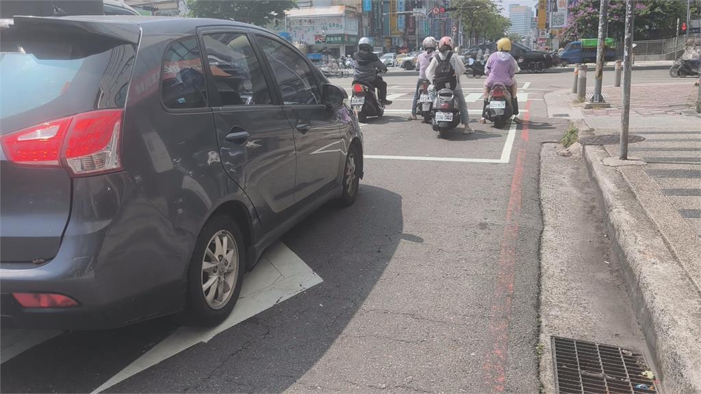 車道上遲遲不往前開「駕駛睡著」　誇張！警方打開車門飄出濃濃酒氣