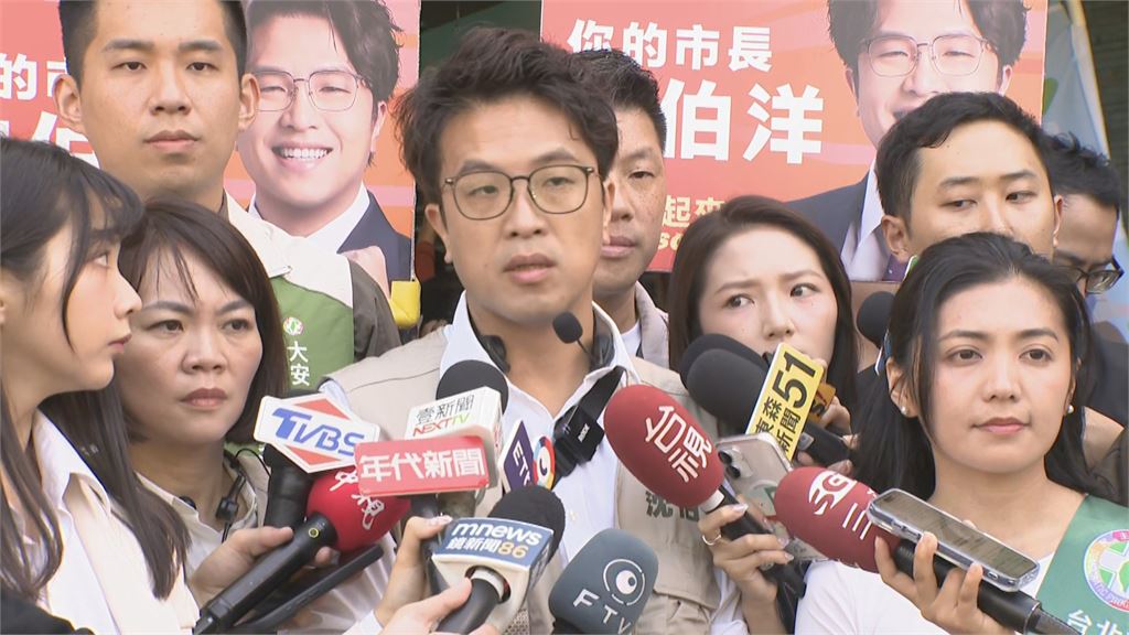 快新聞／洋流真暖！阿嬤排隊突身體不適倒地　沈伯洋「秒中斷聯訪」趨前關心
