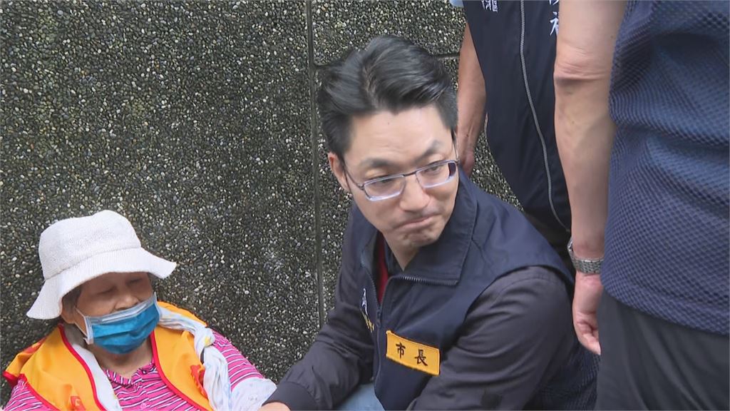 快新聞／才剛體驗撿樹枝！蔣萬安勘災被邀「拿掃把」　1奇怪掃地姿勢被提醒