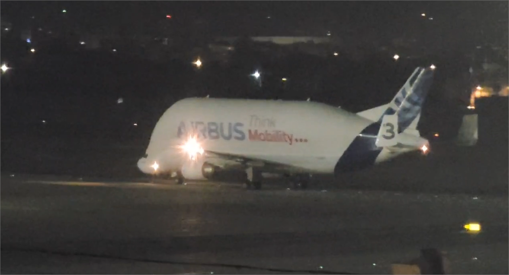 快新聞/全球僅5架!空巴「大白鯨」再度現身桃機 航空迷爭睹風采