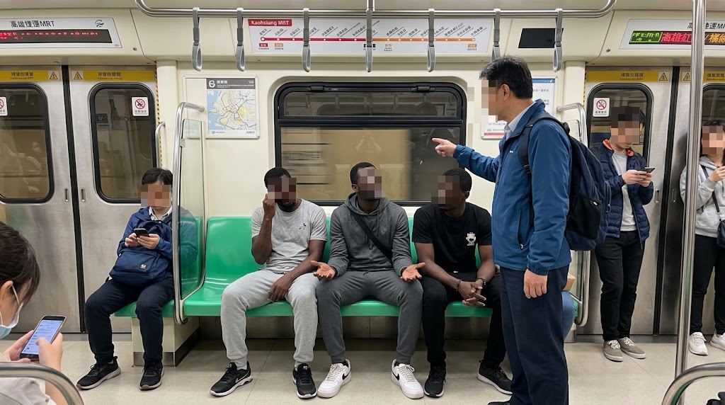 捷運驚見外籍男「掏鳥撒尿」全場狂逃！乘客爆「故意挑女生座位」高捷開罰了