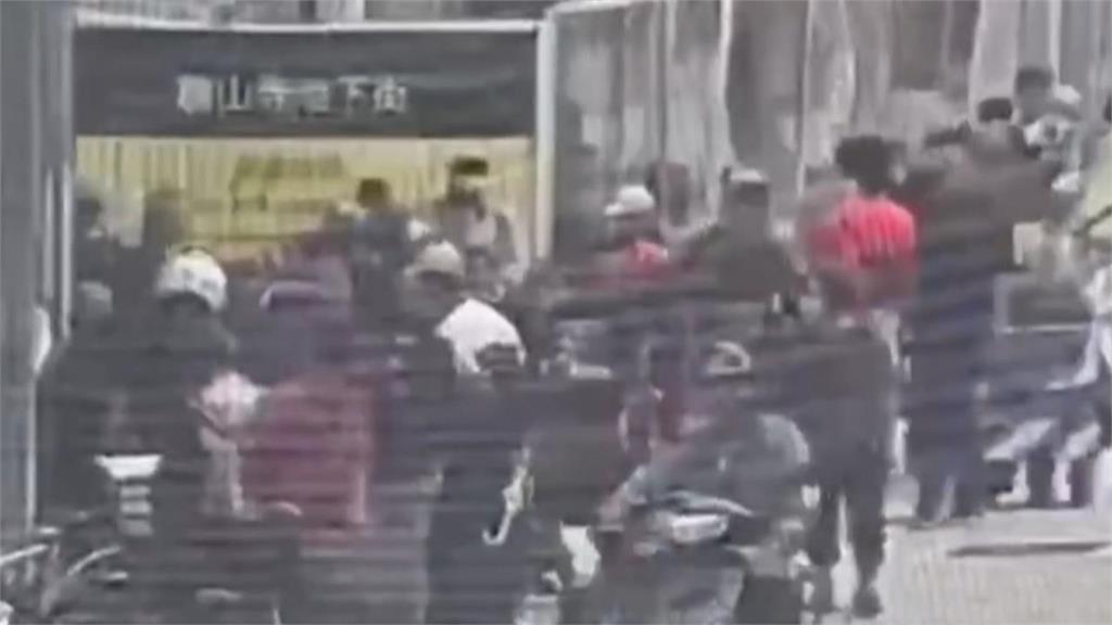 龍山寺外攤商遭疑「買賣個資」!交證件「現領1000現金」專家不忍轟:別救