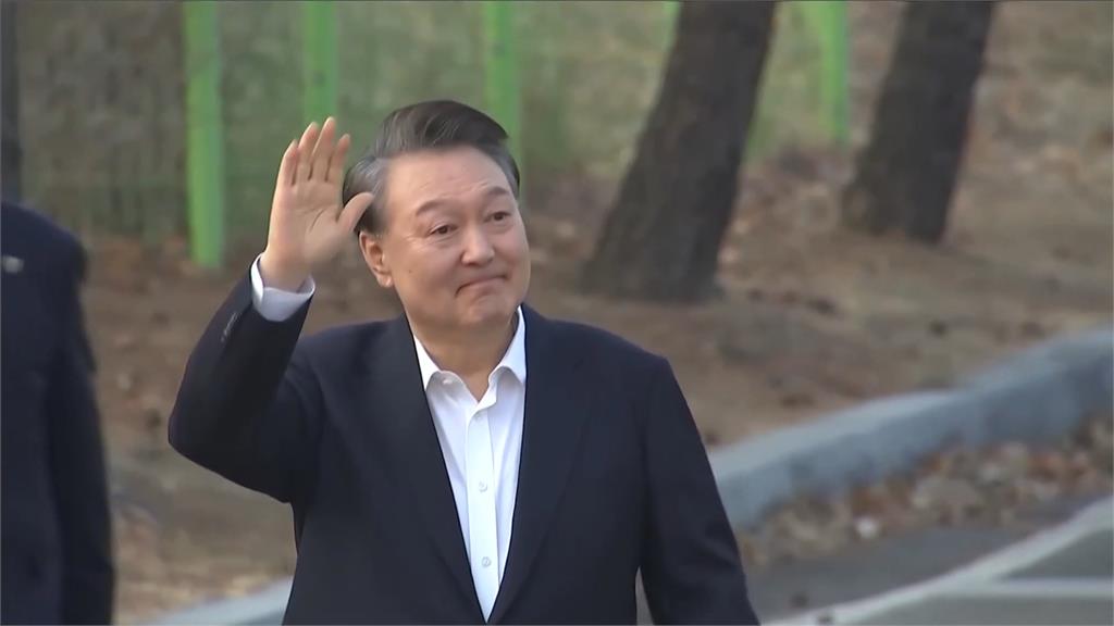 尹錫悅獲釋! 結束52天拘留 向支持者致意後回總統官邸