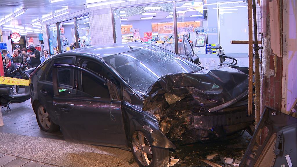 毒駕?無照駕駛連撞1車16機車 失控衝進超商!車內搜出「這毒品」