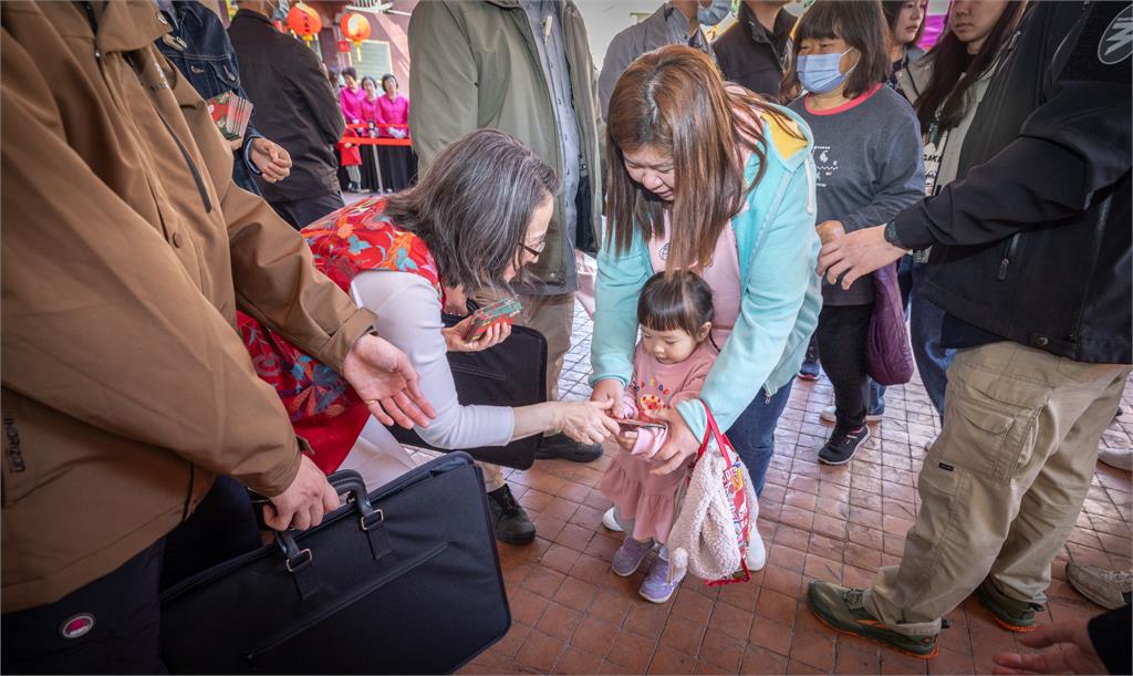 快新聞／蕭美琴初二赴嘉義、花東發福袋！民眾嗨喊「回娘家」　八炯也偕妻來排隊