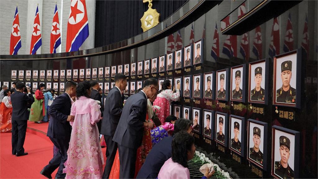平壤授勳儀式悼援俄士兵　金正恩落下男兒淚