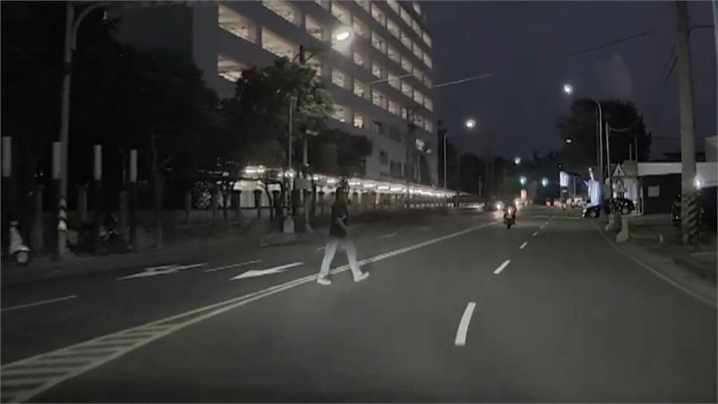 危險!男違闖雙黃線險遭撞 張涵雅:他突冒出.幸及時煞車
