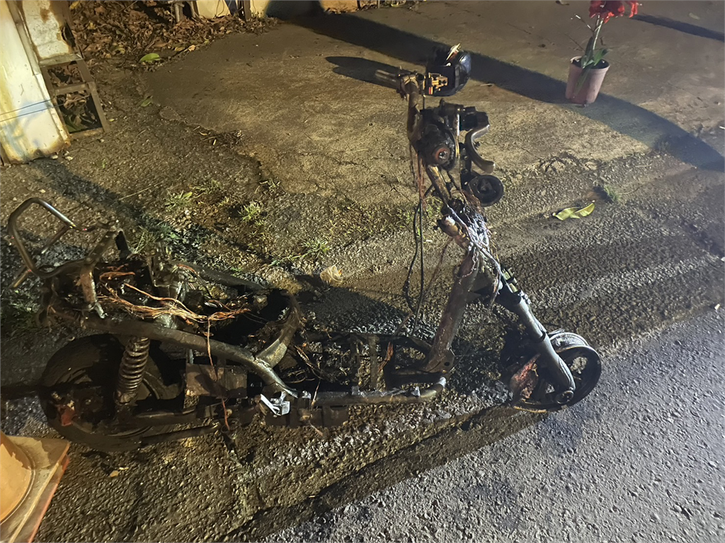 快新聞/騎電動車回家竟然「半路自燃」! 他緊急跳車幸無大礙