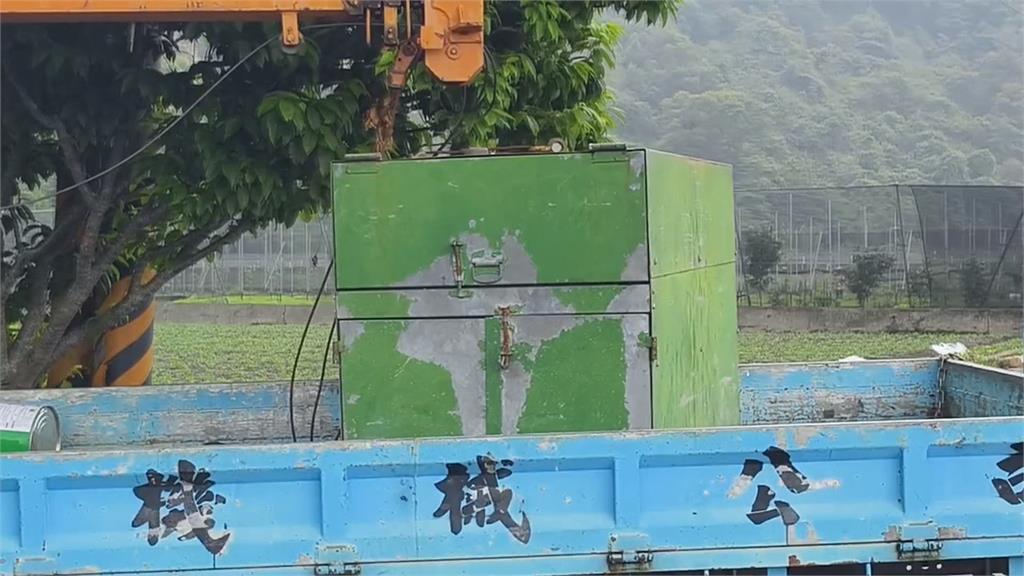 大雨釀苗栗砂石場圍牆倒塌 大量土石壓斷6根電桿