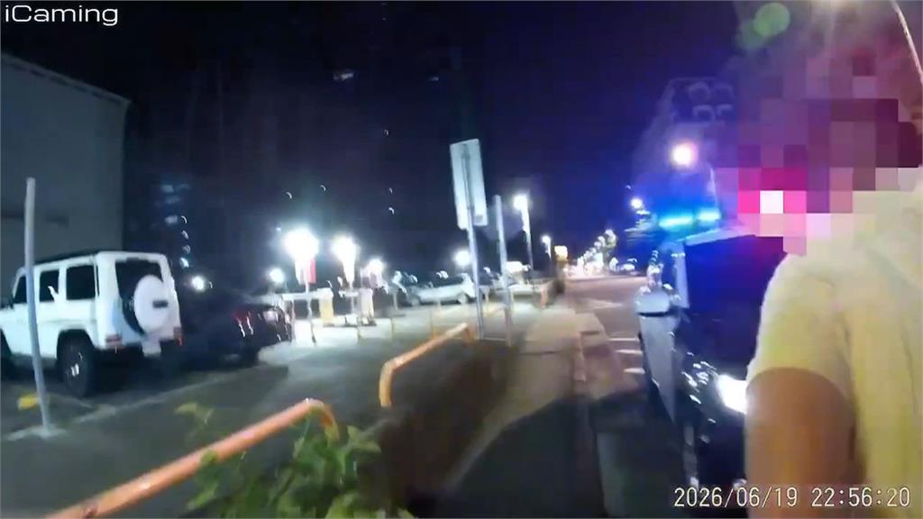 違規遭攔停騎士闖紅燈走回理論　二度吃罰單企圖撞警被帶回管束