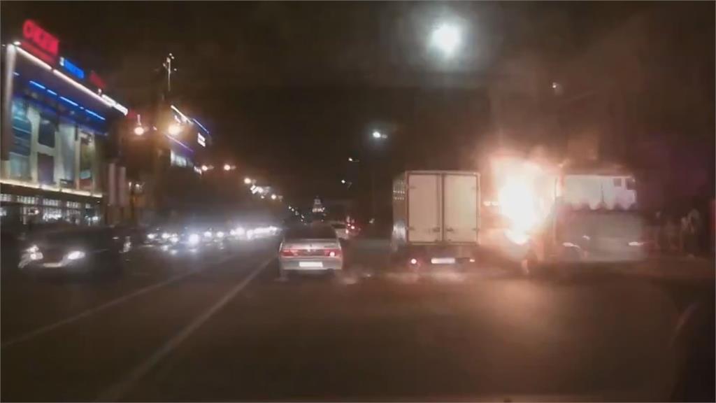 驚悚畫面曝！俄羅斯「滿載公車」行經購物中心　突然氣爆碎片噴飛