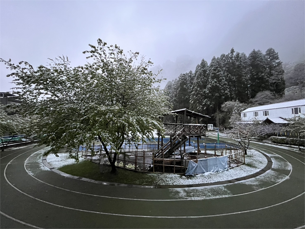 快新聞/冷氣團來襲!新竹尖石新光國小降雪 今停班停課一天