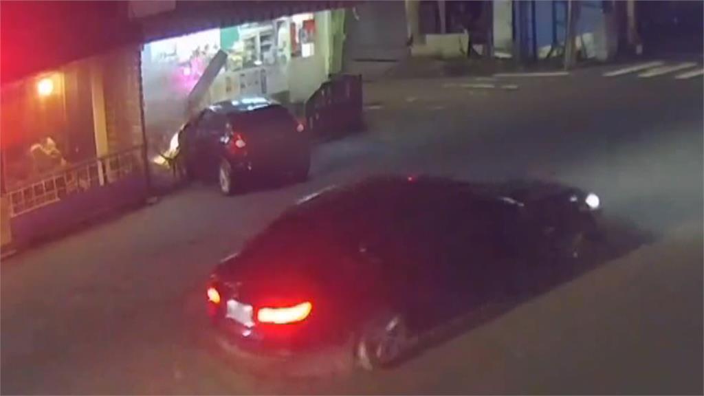 轎車暴衝檳榔攤!招牌攔腰斷 員工嚇到跳起來