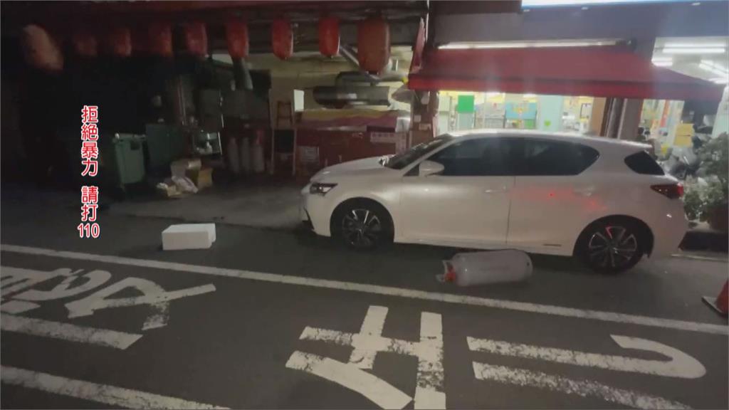 男凌晨瓦斯桶砸車 再衝超商持刀刺傷客