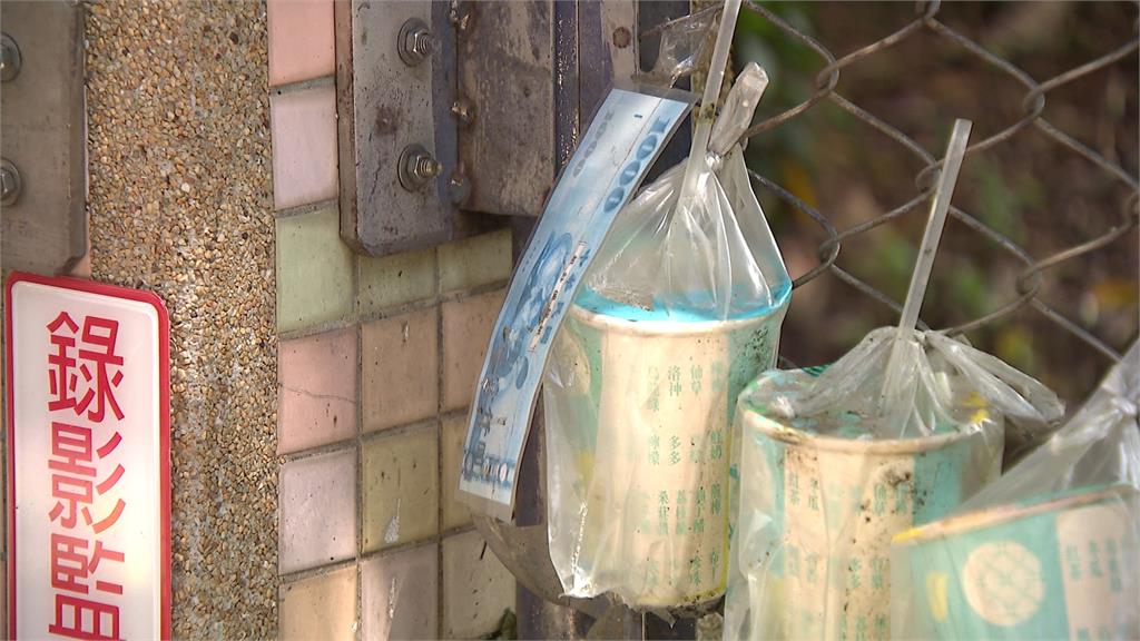 踏入異世界？板橋小巷道路被塗滿油漆　居民自己劃設交通號誌、標線