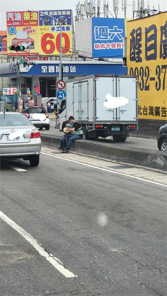 爸爸「胸前背一個、手牽一個」街頭賣玉蘭花！鼻酸畫面讓兩派網友吵翻