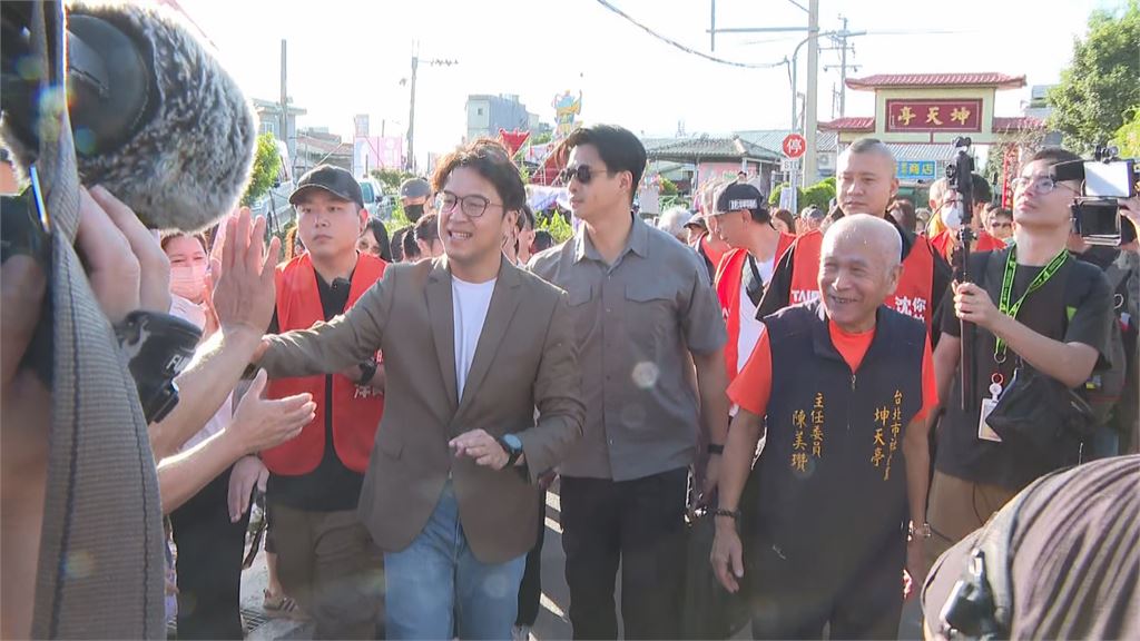 快新聞／社子島驚見「排隊貪食蛇」！沈伯洋現身引轟動　粉絲擊掌擊不完