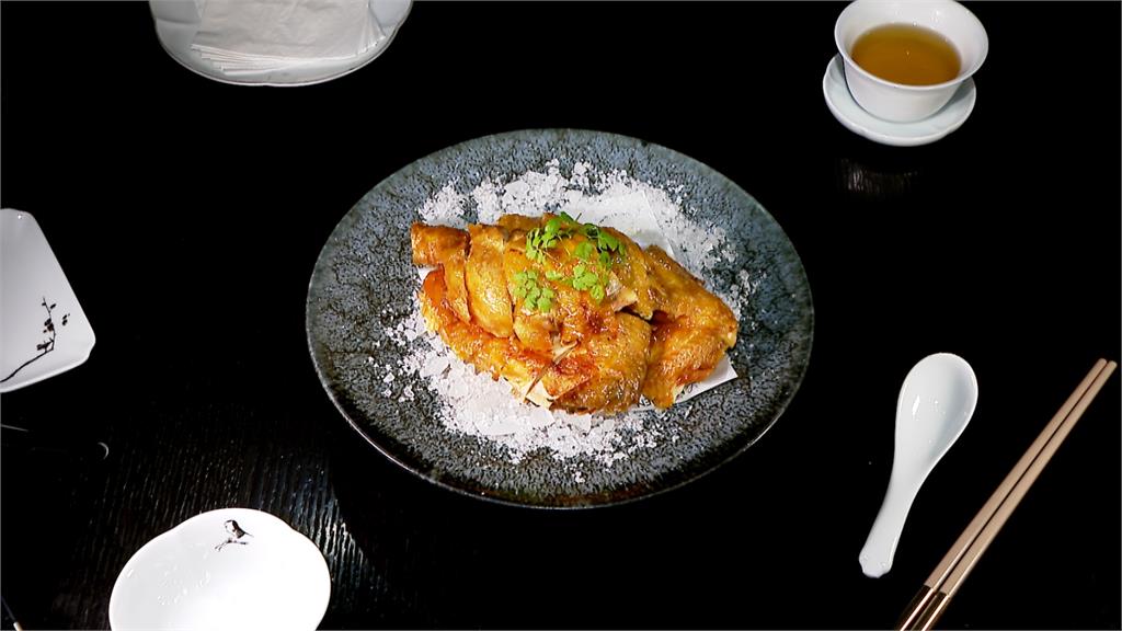 老菜新作!飯店推出米香炒蟹膏結合客家菜 口感風味獨特