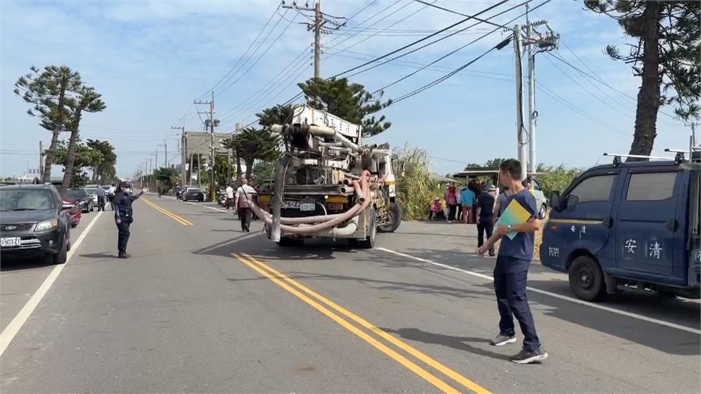 不滿光電業者進場施工 口湖鄉村民攔路擋車