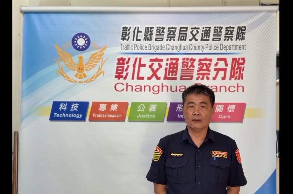 驚險一瞬間！曳引車剛駛出轉彎　女騎士突慘摔差點被輾斃