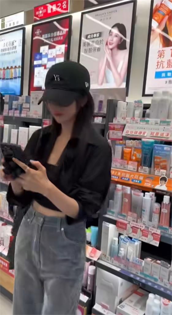 抓!野生邵雨薇0偽裝現身藥妝店 遭認出曝真實反應