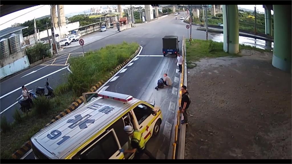 苗栗三義砂石曳引車 沿路滲漏害2機車慘摔