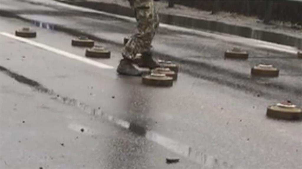 沒在怕！　烏克蘭人用腳踢地雷　開車玩命通過