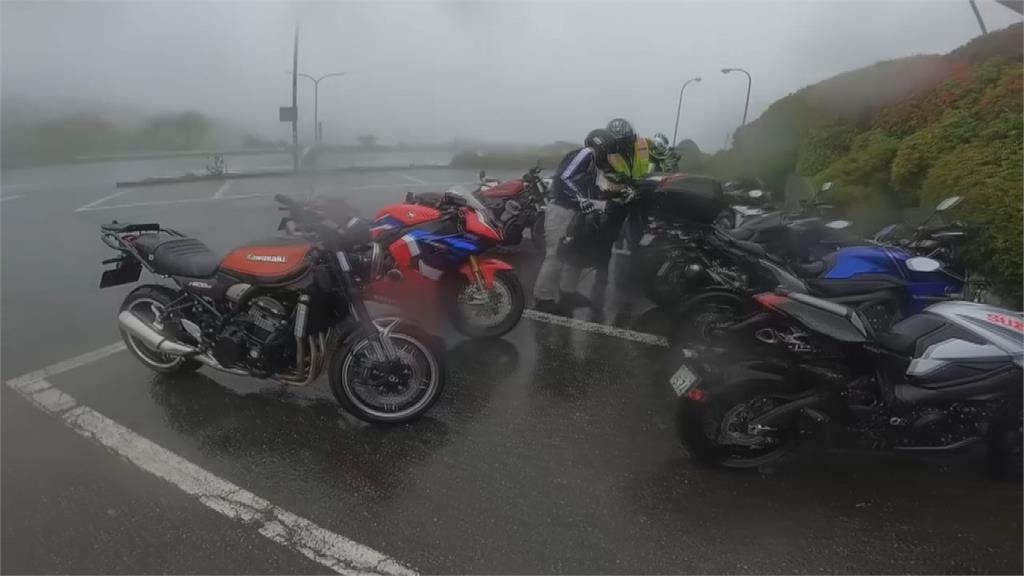 台男騎重機衝富士山　交通路況曝光網羨：沒比較沒傷害