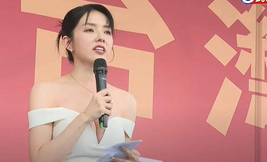 反統戰大遊行主持人「禮服開ㄩ字」掀暴動!本尊被神出…網驚:國民黨怎麼贏