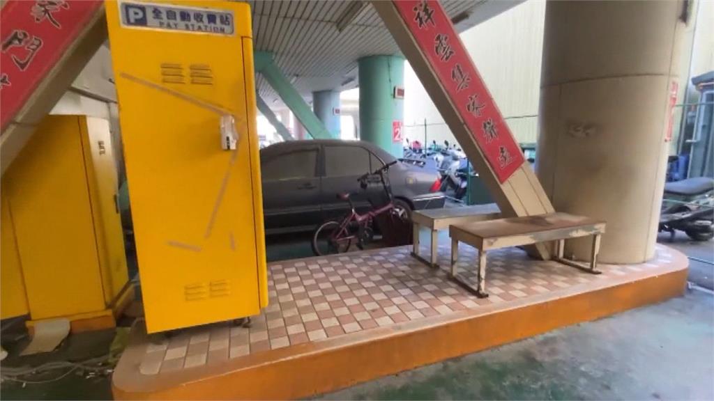 車主人呢? 霸王車占停車塔入口處長達兩年多