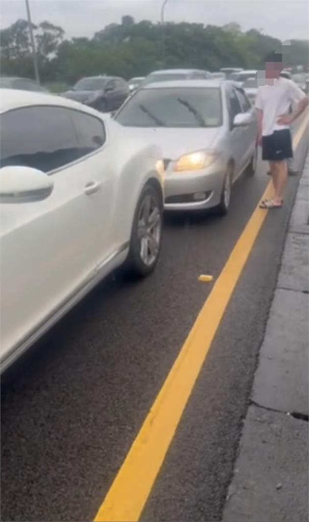 快新聞/國3追撞事故!黑衣男橫越車道落跑畫面曝 疑逃逸移工追緝中