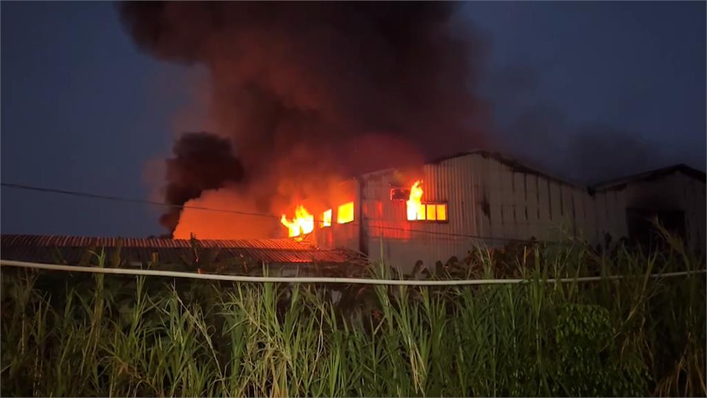 台南安定工廠火警　濃煙竄天延燒兩小時