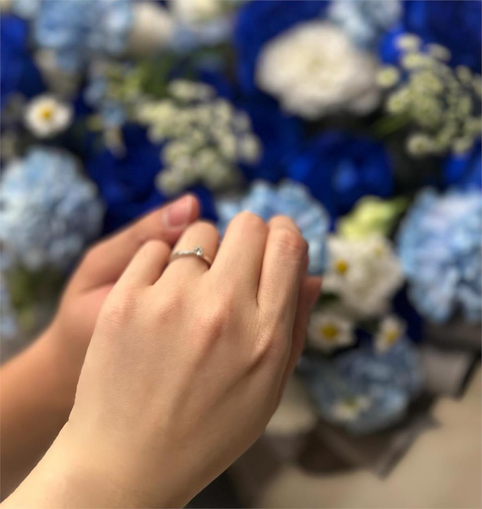 「張君雅小妹妹」結婚了!跨年答應男友求婚 曬婚戒照甜喊:Yes I do