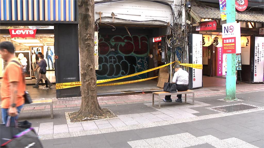 天降橫禍! 西門町招牌木板掉落 女子閃避"腳被劃傷"