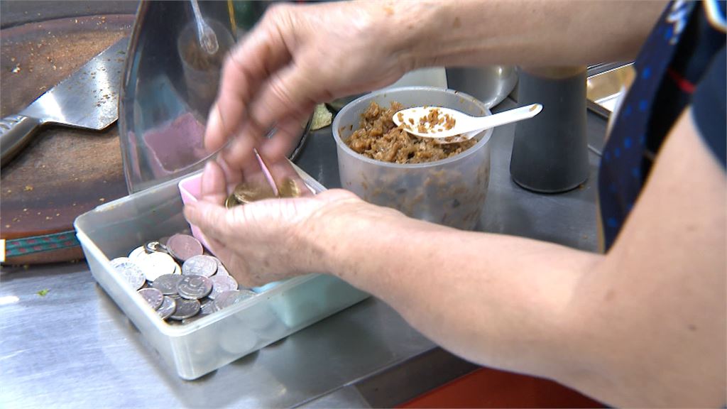 邊夾菜脯邊偷錢！　板橋自助餐常客行竊露馬腳