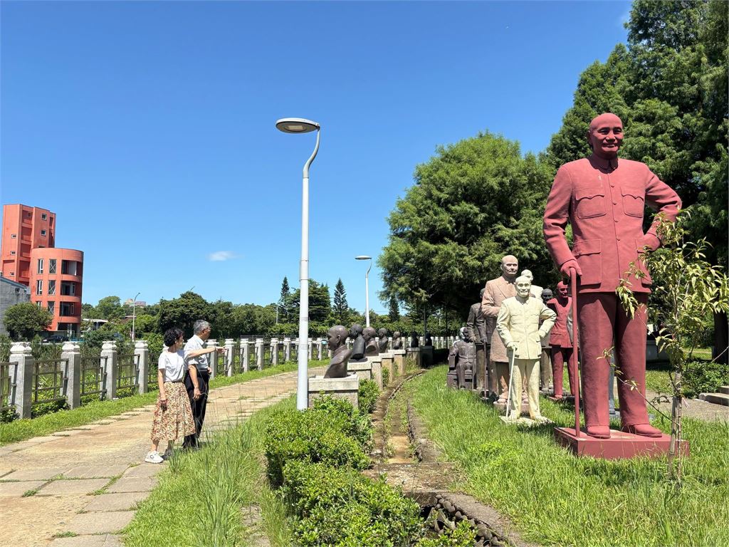 公園阿北「猛看蔣中正銅像」竟是柯文哲！陳佩琪「突翻舊賬」開轟他：不要臉