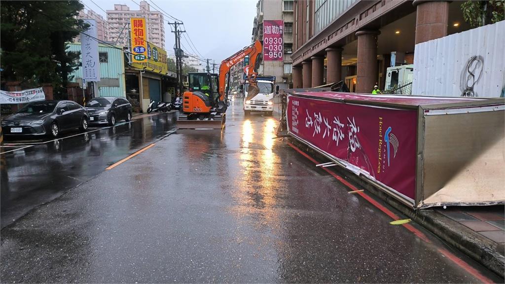 快新聞/康芮太可怕! 淡水福格大飯店招牌被吹塌