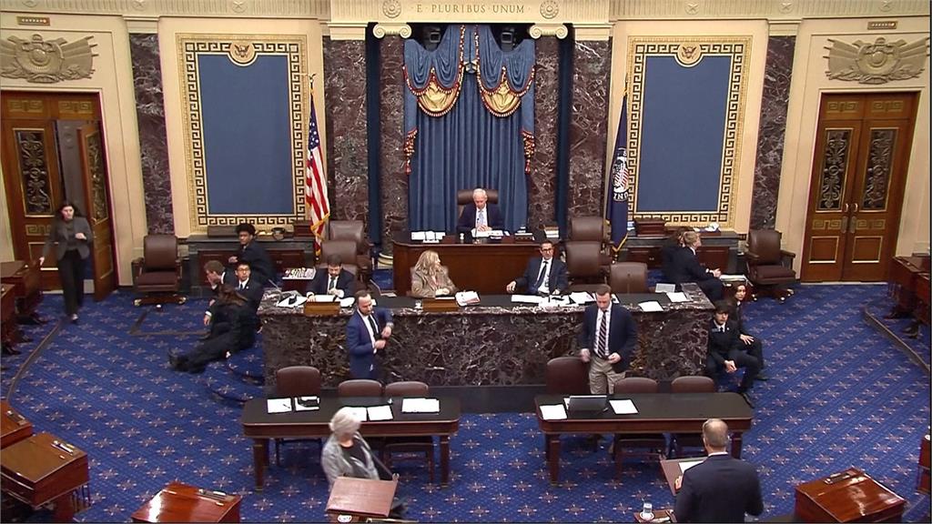 全美數千航班遭取消延誤　感恩節前情況恐更糟！　重啟政府有望？　參院罕見週日開會