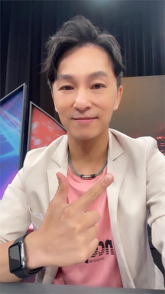 拾荒嬤被按喇叭20秒!撿完紙箱「逐一鞠躬道歉」駕駛全後悔