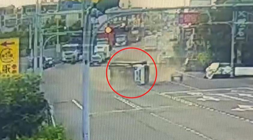 大貨車翻車惹禍! 山貓遭摔趴側身「嚕」柏油路