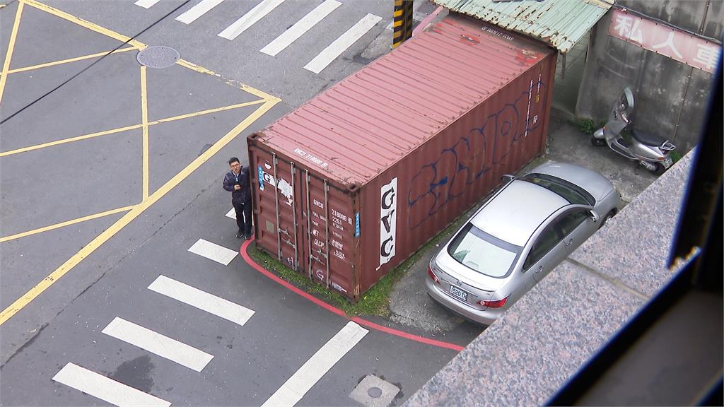 內湖貨櫃擺斑馬線成奇景　過馬路、車轉彎被擋視線