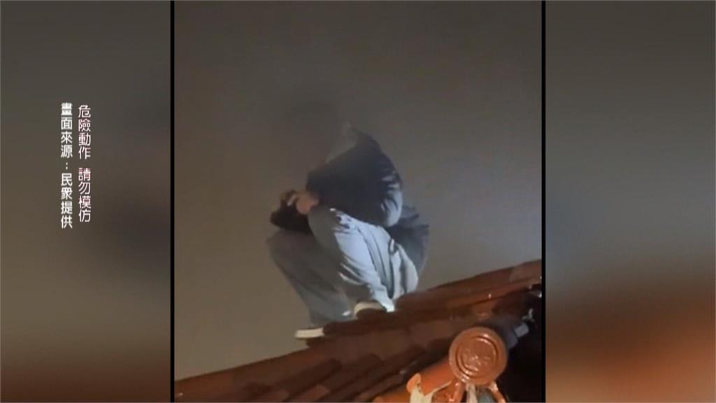 危險!男爬武嶺亭拍照 網友譏「最高自由男神像」